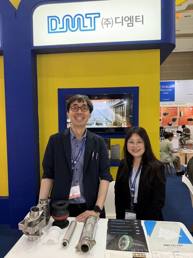 산업용 익스펜션 조인트 분야에서 국내 최고 기술력을 보유하고 있는 전남의 (주)디엠티 소속 엔지니어 이현필 부장과 해외영업부 주현정 대리가 솔라테크자카르타2026에 참가해 시장 공략에 나서고 있다.