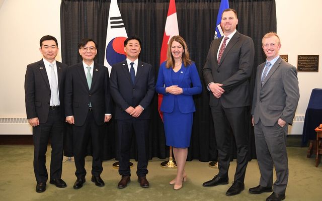 이재규 한화에너지 대표(왼쪽 세번째), 임기모 주캐나다 한국 대사(왼쪽 두번째), 앨버타주 주 수상(왼쪽 네번째), 조셉 스카우 앨버타주 경제무역부 장관(왼쪽 다섯 번째) 등이 지난 21일 '한화-앨버타주 간 상호 호혜적 투자 기회 발굴과 장기 협력 관계 구축을 위한 양해각서'를 체결했다./한화