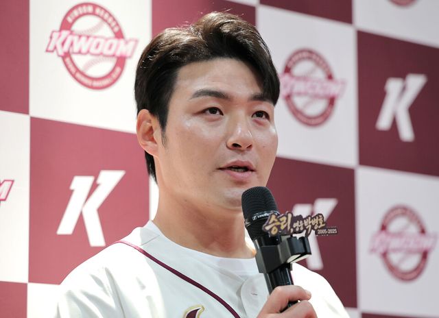 박병호 키움 히어로즈 코치가 26일 서울 고척스카이돔에서 열린 선수 은퇴 기자회견에서 발언하고 있다. /연합뉴스