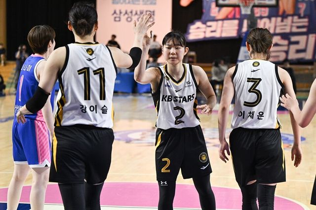 KB 선수들이 챔프 3차전 도중 하이파이브하고 있다. /WKBL 제공