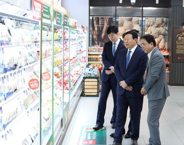 신동빈 롯데그룹 회장이 23일 베트남 하노이에 위치한 롯데몰 웨스트레이크 하노이를 찾아 올해 첫 해외 현장 경영을 펼쳤다. 롯데 제공