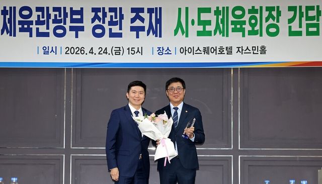 유승민(왼쪽) 대한체육회장이 최휘영 장관에게 감사패를 전달한 후 기념 촬영하고 있다. /문화체육관광부 제공