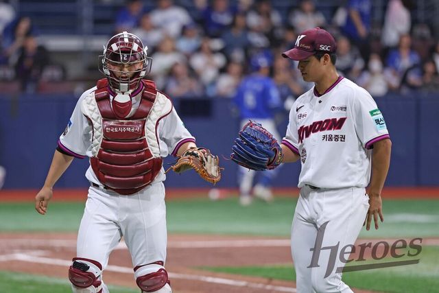 데뷔 첫 승을 따낸 프로야구 키움 히어로즈의 박준현(오른쪽). /키움 히어로즈 제공