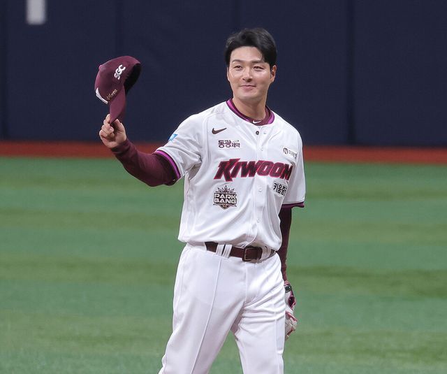 은퇴식을 치른 박병호 키움 히어로즈 코치가 26일 서울 고척스카이돔에서 열린 KBO 프로야구 삼성 라이온즈와 키움 히어로즈의 경기에서 특별 엔트리로 출전한 뒤 교체돼 더그아웃으로 향하며 인사하고 있다. /연합뉴스