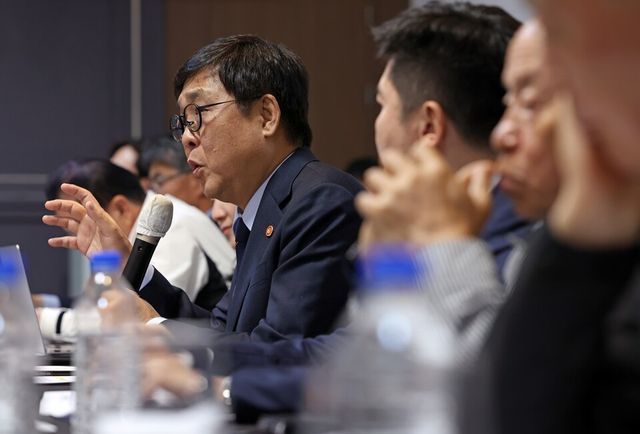 최휘영 장관이 24일 경남 김해시 아이스퀘어호텔에서 시·도체육회장 간담회를 주재하고 있다. /문화체육관광부 제공