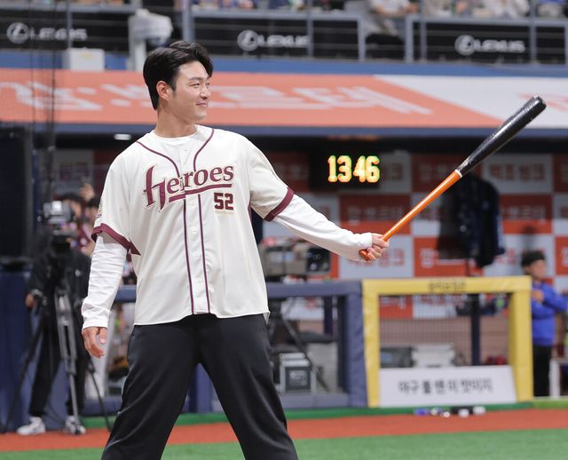 은퇴식을 치른 박병호 키움 히어로즈 코치가 26일 서울 고척스카이돔에서 열린 KBO 프로야구 삼성 라이온즈와 키움 히어로즈의 경기에서 시타를 하고 있다.&nbsp; /연합뉴스