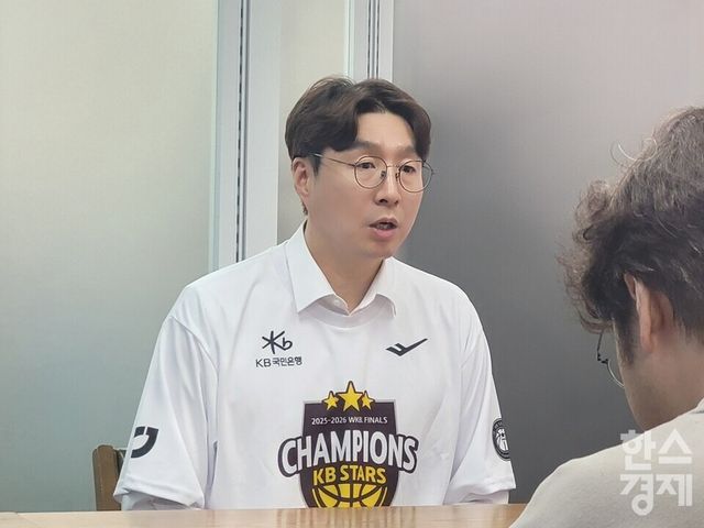 김완수 KB 감독이 우승 직후 기자회견에 참석해 발언하고 있다. /신희재 기자