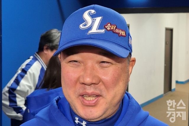 박진만 삼성 라이온즈 감독이 26일 고척스카이돔에서 열린 키움과 경기를 앞두고 박병호 은퇴 기념 패치를 부착한 모자를 쓰고 취재진 질문에 답하고 있다. /류정호 기자