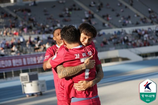 용인FC 석현준이 득점 후 동료들과 기뻐하고 있다. /한국프로축구연맹 제공