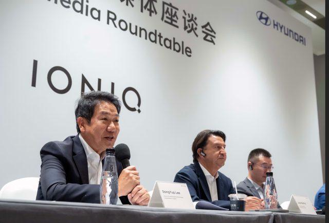 2026 베이징 국제 모터쇼 현대차 미디어 간담회에서 답변하고 있는 이상엽 현대제네시스 글로벌디자인담당 부사장. /현대차&nbsp;