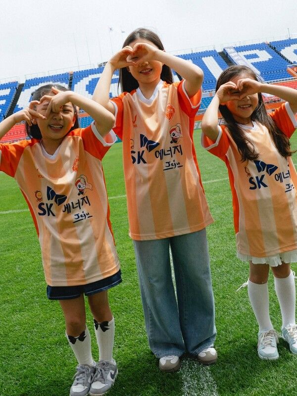 제주 SK가 소속 선수 이창민, 정운의 자녀와 함께 티니핑 협업 유니폼 화보 촬영을 했다. /제주 SK 제공
