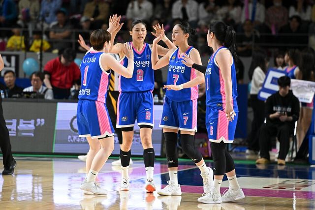 용인 삼성생명 선수들이 모여 있다. /WKBL 제공