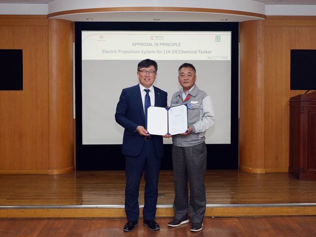 케이조선이 지난 27일 영국 로이드선급으로부터 1만1000톤급 석유화학제품운반선 전기추진 시스템(EPS)에 대한 기본 설계승인(AIP)을 획득했다. 김영두 로이드선급 부사장(왼쪽)과 고태현 케이조선 기술부문장(전무)이 기념 촬영을 하고 있다./케이조선