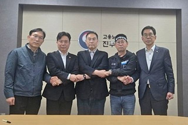 잠정합의서 서명식. 화물연대 제공