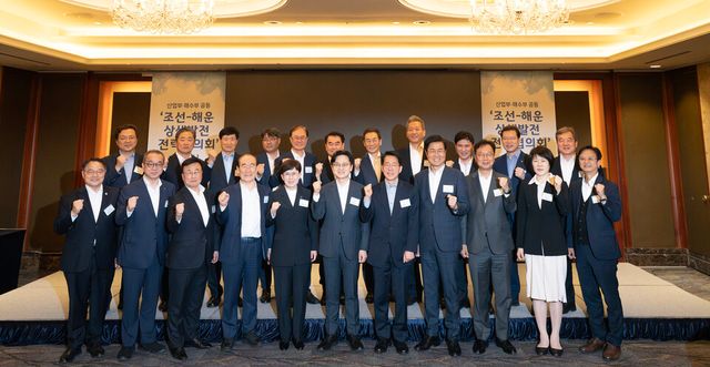 산업통상부와 해양수산부가 28일 서울 롯데호텔에서 ‘조선-해운 상생발전 전략협의회’ 발족식을 개최했다. 김정관 산업부 장관(앞줄 왼쪽 여섯 번째)과 황종우 해수부 장관(왼쪽 일곱 번째) 등 참석자들이 기념 촬영을 하고 있다./해양수산부