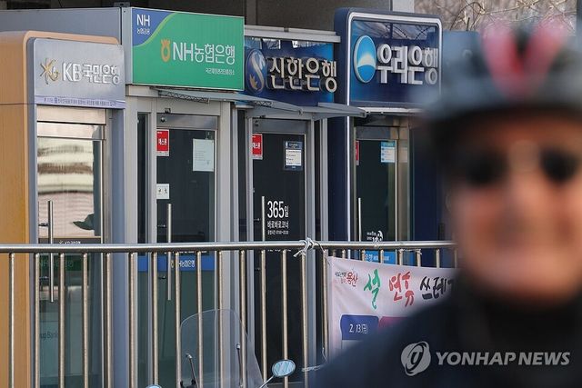 한국은행에 따르면 대출금리가 5개월 만에 하락한 가운데 주택담보대출 금리는 6개월 연속 오름세를 지속했다.&nbsp; /연합뉴스