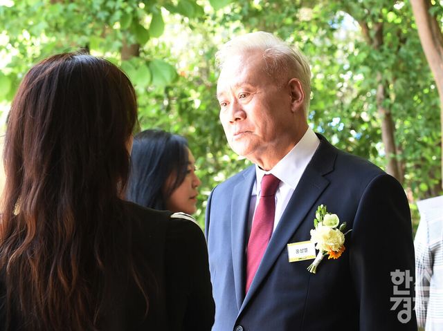 마리오아울렛 홍성열 회장이 29일 오후 서울 금천구 마리오 까르뜨니트에서 열린 ‘MGM IP 유니버스 2026’ 프로젝트 공개 기념행사에 앞서 지인과 대화를 하고 있다./ 이호형 기자 leemario@sporbiz.co.kr 2026.04.29