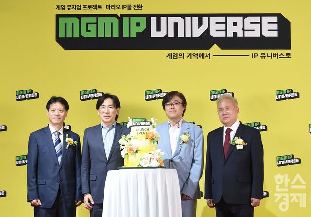 홍성열 마리오아울렛 회장(오른쪽부터)과 코이누마 히사시 코에이 테크모 게임스 대표, 우츠미 슈지 세가 대표, 키타세 요시노리 스퀘어 에닉스 프로듀서가 29일 서울 금천구 마리오 까르뜨니트 공장에서 열린 마리오아울렛 'MGM IP UNIVERSE 2026' 프로젝트 공개 행사에서 기념촬영을 하고 있다./ 이호형 기자 leemario@sporbiz.co.kr 2026.04.29