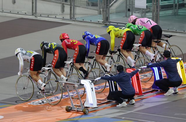 특선급 경주에서 선수들이 출발대를 박차고 나가고 있다. /경륜경정총괄본부 제공