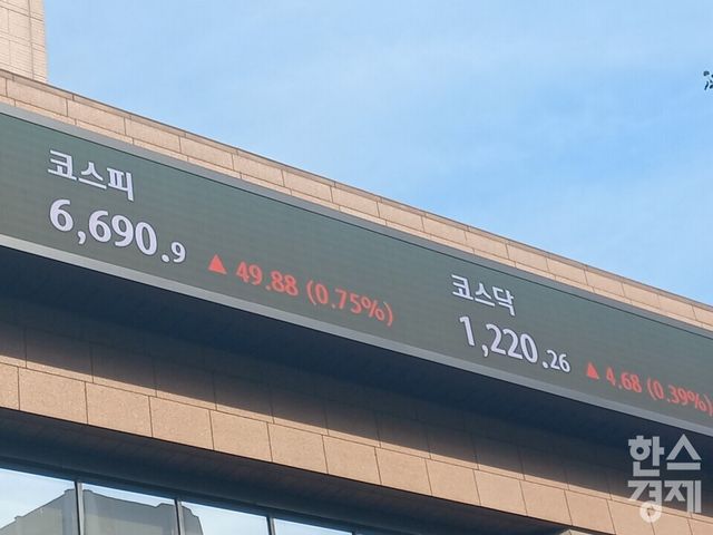 코스피가 29일 사흘 연속 종가 기준 사상 최고치를 경신했다. /사진=김유진 기자