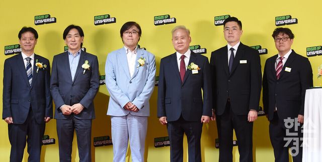 홍성열 마리오아울렛 회장(왼쪽 네번째)과 코이누마 히사시 코에이 테크모 게임스 대표, 우츠미 슈지 세가 대표, 키타세 요시노리 스퀘어 에닉스 프로듀서가 29일 서울 금천구 마리오 까르뜨니트 공장에서 열린 마리오아울렛 'MGM IP UNIVERSE 2026' 프로젝트 공개 행사에서&nbsp; 참석자들과 기념촬영을 하고 있다./ 이호형 기자 leemario@sporbiz.co.kr 2026.04.29