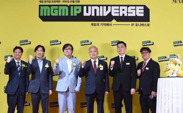 홍성열 마리오아울렛 회장(왼쪽 네번째)과 코이누마 히사시 코에이 테크모 게임스 대표, 우츠미 슈지 세가 대표, 키타세 요시노리 스퀘어 에닉스 프로듀서가 29일 서울 금천구 마리오 까르뜨니트 공장에서 열린 마리오아울렛 'MGM IP UNIVERSE 2026' 프로젝트 공개 행사에서 참석자들과 기념촬영을 하고 있다./ 이호형 기자 leemario@sporbiz.co.kr 2026.04.29