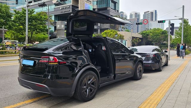 ​(왼쪽부터) 쏘카 구독으로 제공되는 'FSD 감독형'이 탑재된 '모델 X'과 '모델 S'의 외관./곽호준 기자