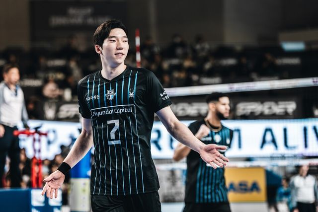 프로배구 V리그 남자부 현대캐피탈 주장 허수봉이 코트에서 기뻐하고 있는 모습. /현대캐피탈 스카이워커스 제공