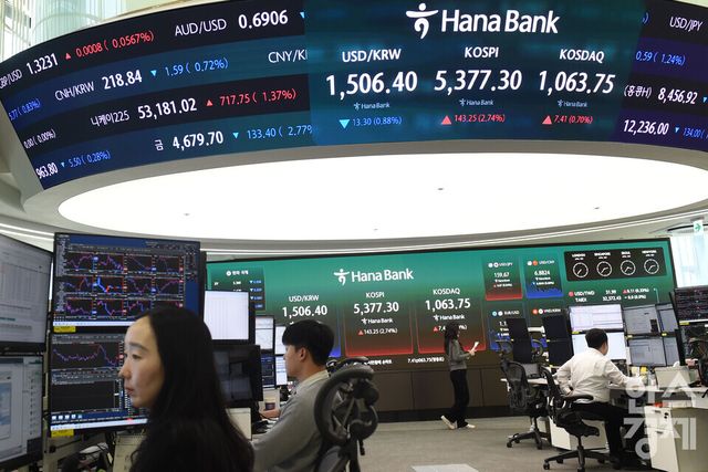 3일 오후 코스피가 전장 종가보다 143.25 포인트(2.74%) 상승하며 5,377.30으로, 코스닥은 7.41포인트(0.70%) 오른 1,063.75로 거래를 마감한 가운데, 서울 중구 하나은행본점 딜링룸에서 직원들이 업무를 보고 있다. 서울외환시장에서 달러/원 환율은 13.60원 내린 1,506.10원에 거래를 마감했다./ 이호형 기자 leemario@sporbiz.co.kr 2026.04.03