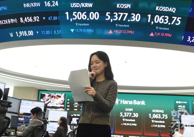 3일 오후 코스피가 전장 종가보다 143.25 포인트(2.74%) 상승하며 5,377.30으로, 코스닥은 7.41포인트(0.70%) 오른 1,063.75로 거래를 마감한 가운데, 서울 중구 하나은행본점 딜링룸에서 직원들이 업무를 보고 있다. 서울외환시장에서 달러/원 환율은 13.60원 내린 1,506.10원에 거래를 마감했다./ 이호형 기자 leemario@sporbiz.co.kr 2026.04.03