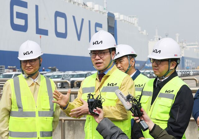 여한구 산업통상부 통상교섭본부장이 3일 평택당진항을 방문해 중동전쟁 관련 자동차 수출 현장을 점검하고 있다./연합뉴스