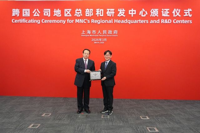 지난달 18일&nbsp;중국&nbsp;상하이에서&nbsp;개최된&nbsp;‘다국적&nbsp;기업&nbsp;지역&nbsp;본부&nbsp;및&nbsp;외자&nbsp;R&D&nbsp;센터&nbsp;인증&nbsp;수여식’에서&nbsp;궁정(龚正)&nbsp;상하이&nbsp;시장(왼쪽)과&nbsp;이상인&nbsp;코스맥스차이나&nbsp;총경리가&nbsp;기념촬영을&nbsp;하고&nbsp;있다./코스맥스 제공.