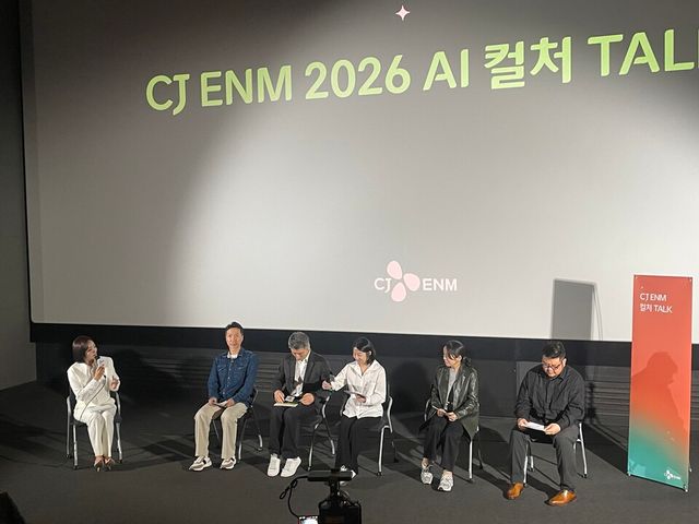 CJ ENM 2026 AI 컬처토크 현장. 왼쪽 두번째부터 배우 김신용, 정창익 CJ ENM AI 스튜디오팀장, 백현정 CJ ENM 콘텐츠이노베이션담당, 안성민 구글클라우드 커스터머 엔지니어링 디렉터, 한성근 더한필름 대표./박정현 기자