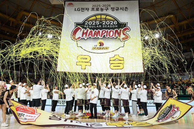 창원 LG 선수단이 정규리그 우승을 기념해 세리머니하고 있다. /KBL 제공