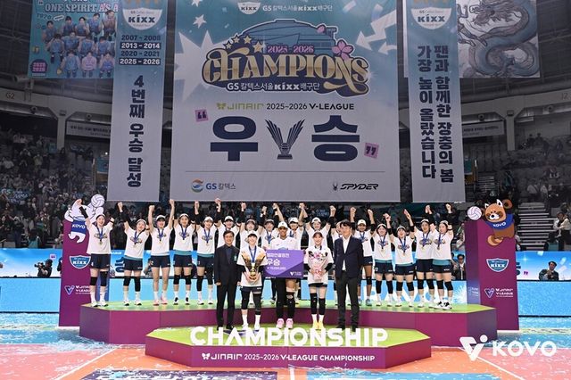 GS칼텍스 선수단이 챔프전 우승 후 기념 촬영하고 있다. /한국배구연맹 제공