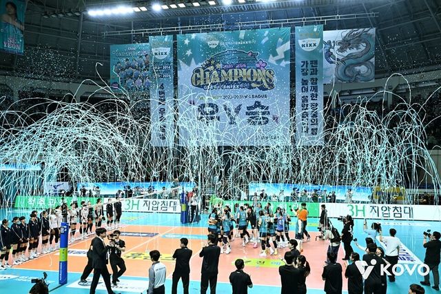 GS칼텍스 선수단이 우승 축포 아래 기쁨을 만끽하고 있다. /한국배구연맹 제공