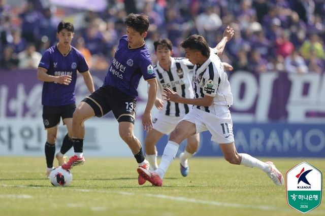 한가람(왼쪽)이 드리블하고 있다. /한국프로축구연맹 제공