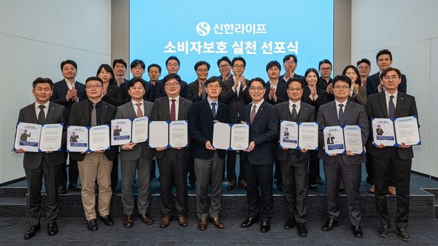 천상영 사장(앞줄 오른쪽 네 번째)과 안철경 전 보험연구원장(앞줄 오른쪽 다섯 번째)이 지난 2일 서울 중구 신한라이프 본사에서 열린 ‘소비자보호 실천 선포식’에서&nbsp; 신한라이프 임본부장들과 기념 촬영을 하고 있다. 사진/신한라이프