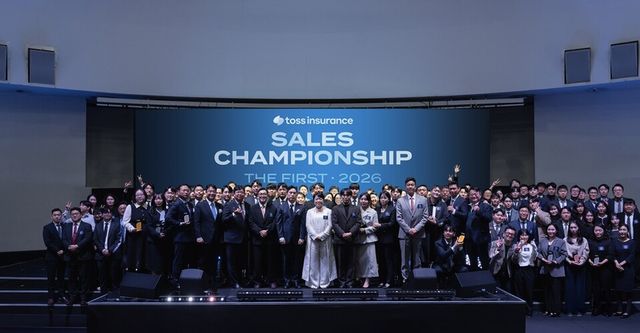 토스인슈어런스 관계자들이 지난 6일 서울 세빛섬에서 설립 이래 처음으로 '세일즈 챔피언십' 시상식에서 기념촬영을 하고 있다. 사진/&nbsp;토스인슈어런스 