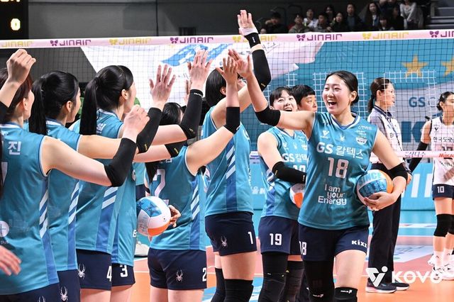 권민지(오른쪽)가 GS칼텍스 동료들과 차례대로 하이파이브하고 있다. /한국배구연맹 제공