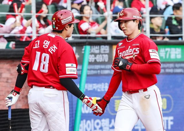 고명준(왼쪽)과 박성한. /SSG 랜더스 제공