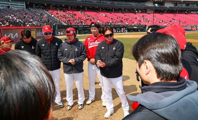 SSG 선수단이 이야기 나누고 있다. /SSG 랜더스 제공