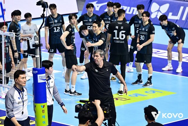  4일 인천에서 열린 2차전 당시 판정에 항의하는 필립 블랑 현대캐피탈 감독. /KOVO 제공