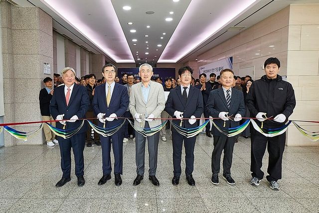 원익D2i 고사양 OLED DDI 첫 양산·출하식에서 참석자들이 기념촬영을 하고 있다./원익D2i