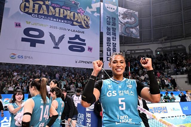 실바가 챔프전 우승 후 기념 촬영하고 있다. /한국배구연맹 제공