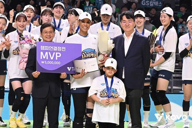실바가 챔피언결정전 MVP로 선정돼 기념 촬영하고 있다. /한국배구연맹 제공