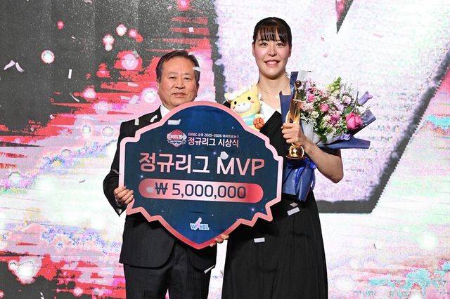 박지수(오른쪽)가 정규리그 MVP 수상 후 기념 촬영하고 있다. /WKBL 제공