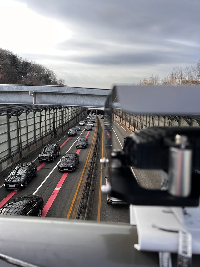 구룡 지하차도에 설치된 라이다(LiDAR) 센서 설치 모습./뷰런테크놀로지