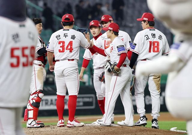 SSG 선수단이 승리 후 세리머니하고 있다. /SSG 랜더스 제공