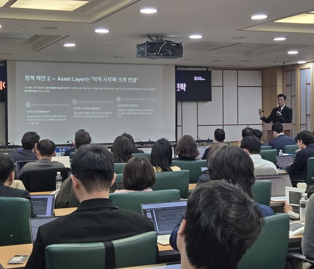 7일 서울 여의도 국회의원회관 제3세미나실에서 열린 '스테이블코인 제도 설계를 위한 과제' 세미나에서 이종섭 서울대 경영대학 교수가 '스테이블코인이 여는 글로벌 자산 토큰화 시대'를 주제로 발표하고 있다. /전시현 기자&nbsp;